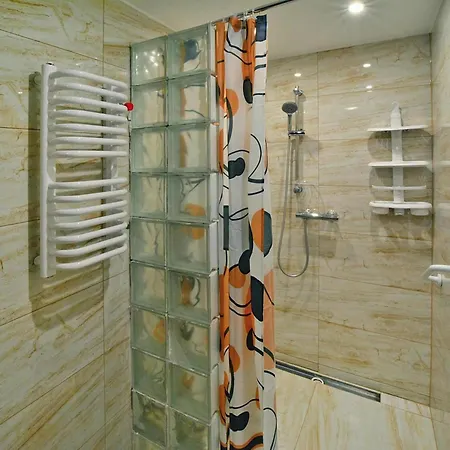 Luxurious, Spacious Apartment, Sauna Included *